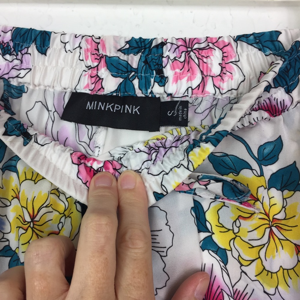 Mink Pink silky Floral shorts women's small white - Picture 3 of 6